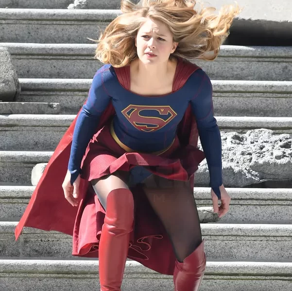 Full Story Supergirl Actress Suffers Costume Malfunction On Set