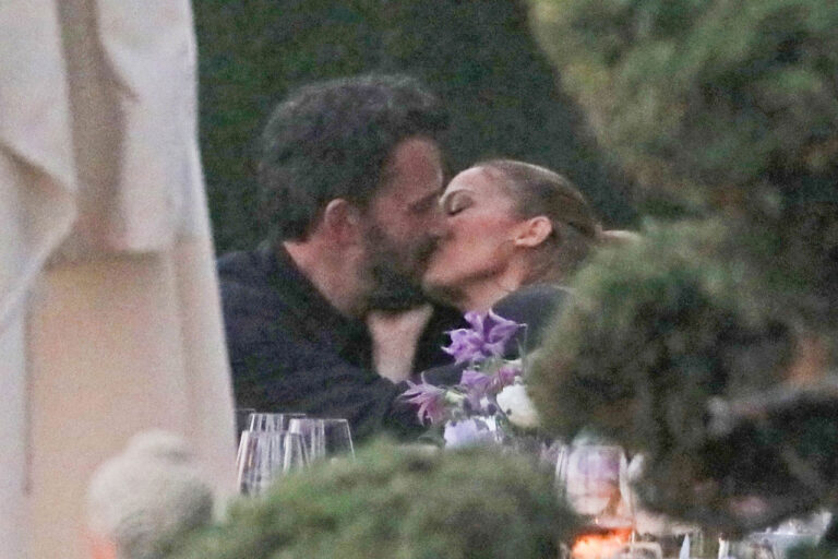 Jennifer Lopez and Ben Affleck spotted Kissing at steamy ...