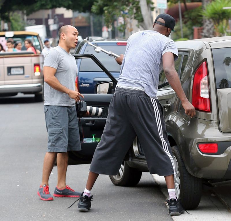 Lamar Odom Viciously Attacks Paparazzi, Trashes their cars and cameras.