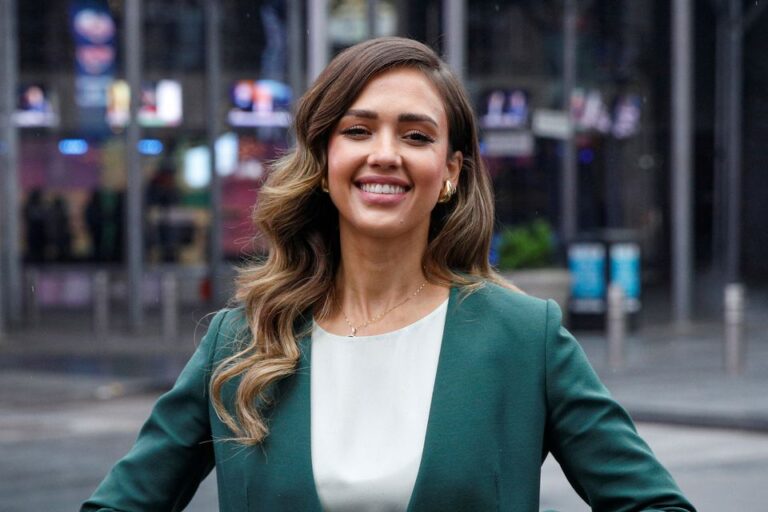 FULL STORY > Jessica Alba has herpes: reports