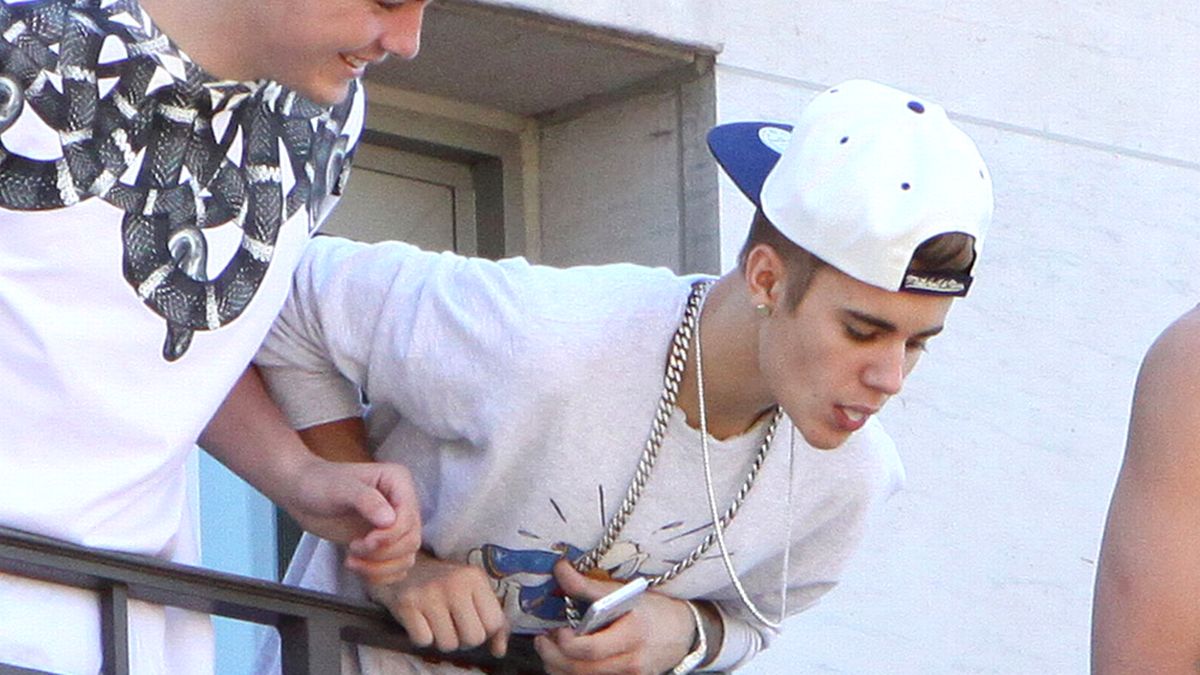 FULL STORY Justin Bieber did not spit on fans, says rep.